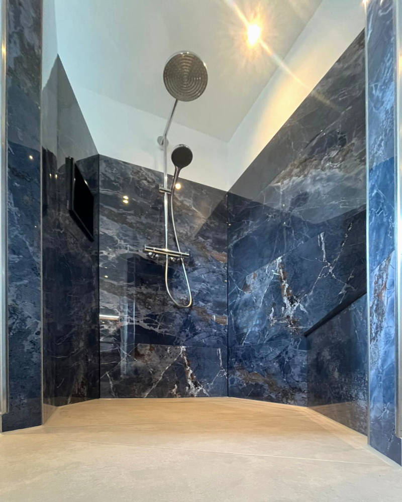 Begehbare Dusche mit bläulicher Marmoroptik